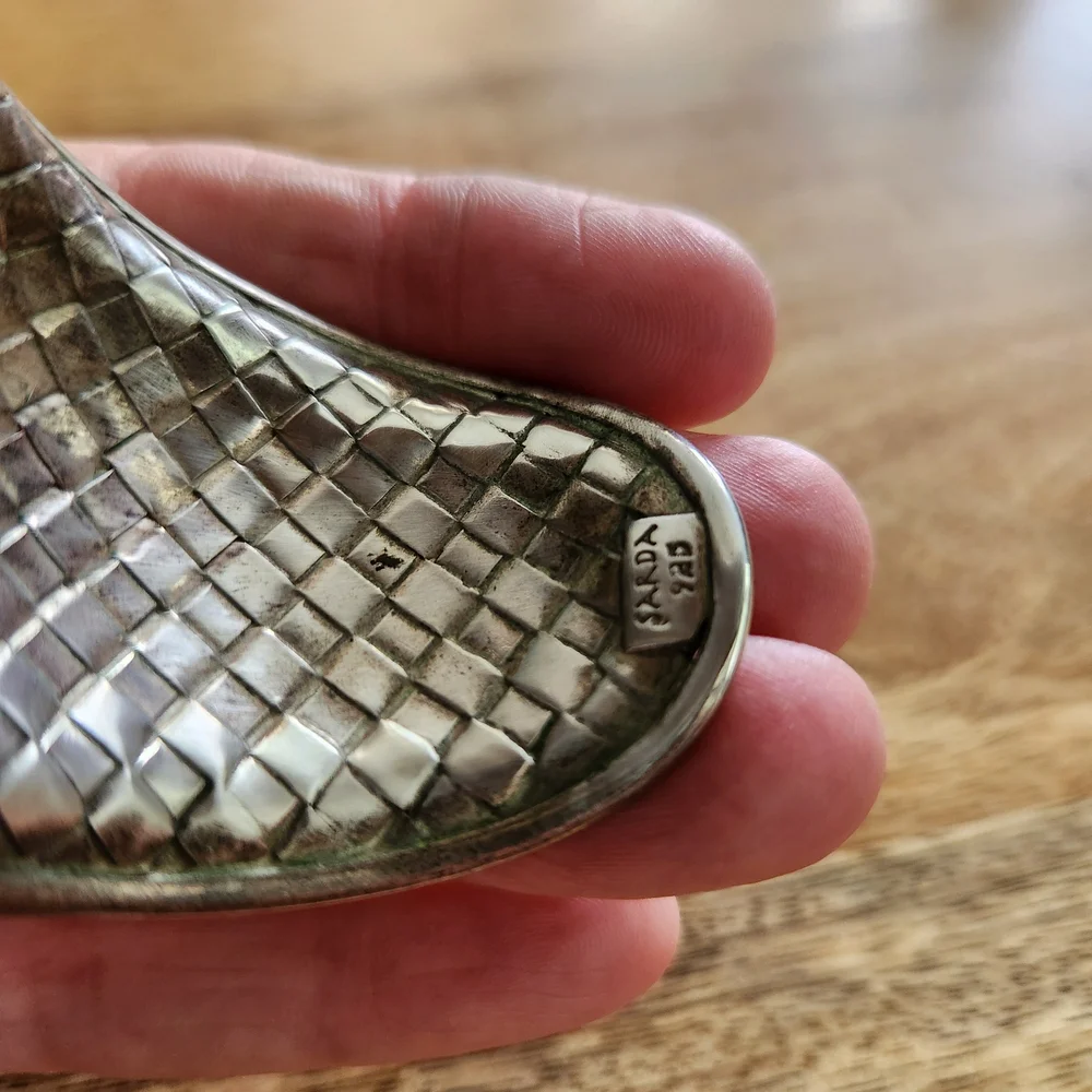 Elegant Sarda Silver Cuff Bracelet - Picture 4 of 9